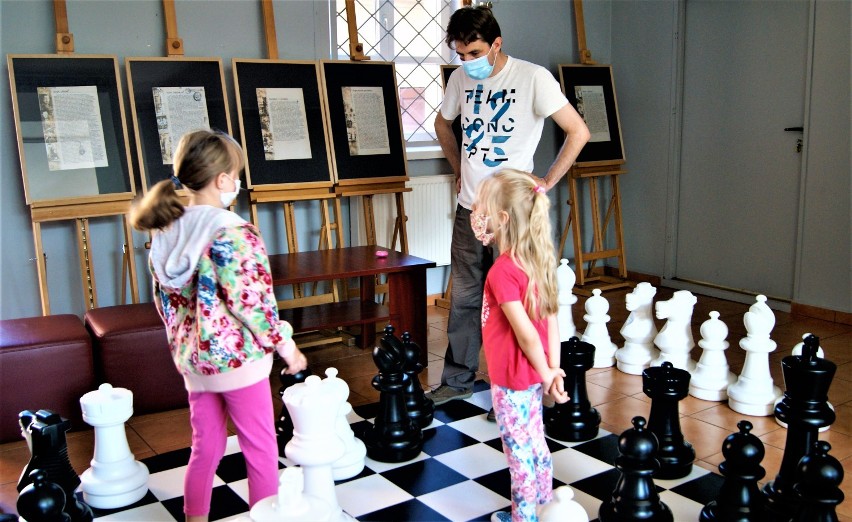 Wakacyjne szachy i kodowanie w Muzeum Regionalnym w Radomsku 