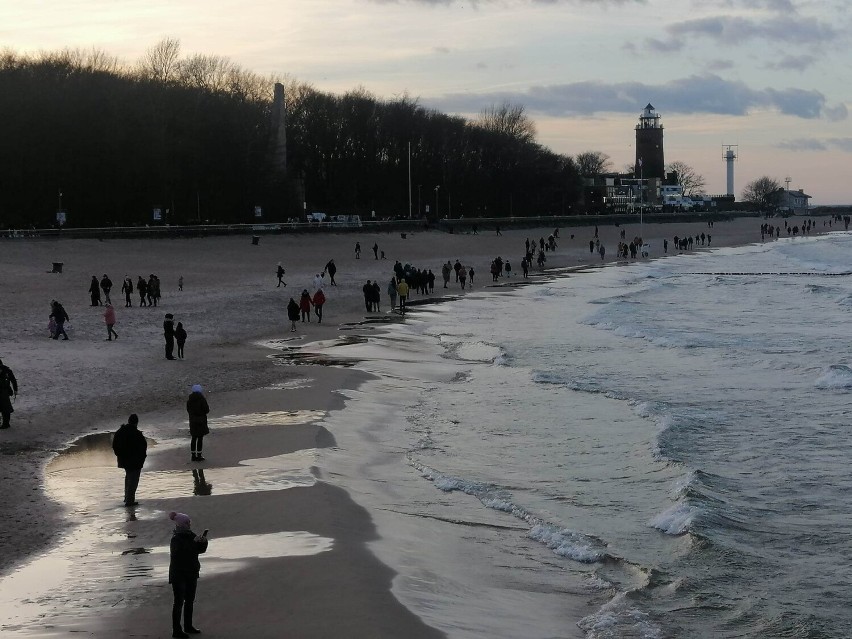 Plaża i molo w Kołobrzegu w Nowy Rok. 14 stopni Celsjusza wczesnym popołudniem!