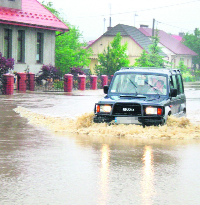 W maju 2010 roku woda zalała około 1500 budynków w gminie Bochnia. Do dziś wielu gospodarzy wciąż naprawia szkody