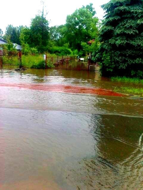 Podtopienia w Strzemieszycach: zalało ulicę Majewskiego