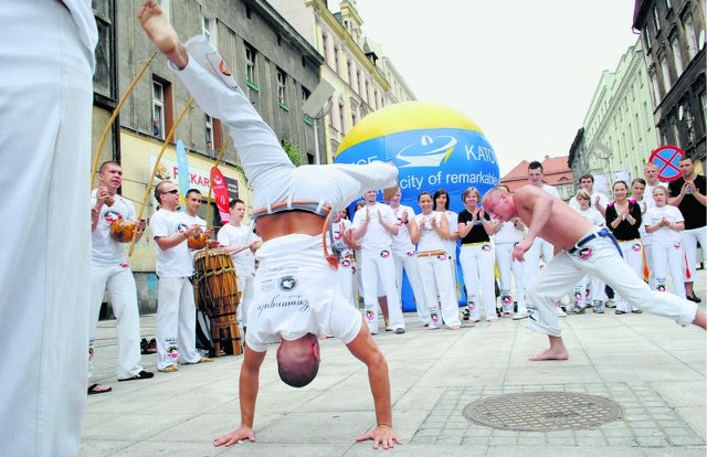 Capoeira na ul. Mariackiej. Festiwalowe szczegóły: festiwalcapoeira.pl