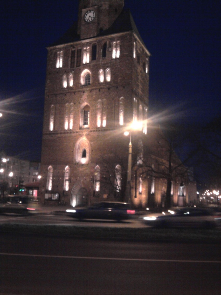 Tak wygląda Katedra wieczorem.
