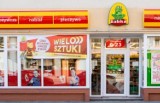 W najbliższy piątek nie wszystkie sklepy będą zamknięte. Zakupy zrobisz w Żabce i Freshu