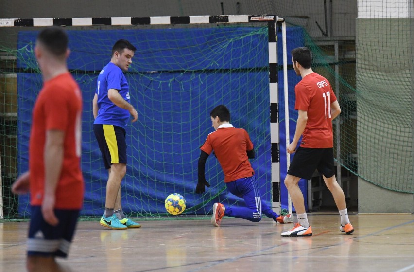 Koniec rozgrywek Żarskiej Ligi Futsalu. Puchar, po zaciętym meczu, wywalczyła drużyna JAR-BUD!