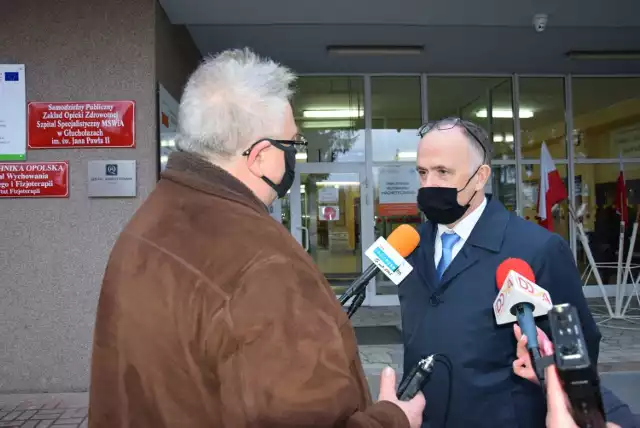 Mariusz Grochowski w czasie wizyty prezydenta Andrzeja Dudy w głuchołaskim szpitalu w 2021 roku