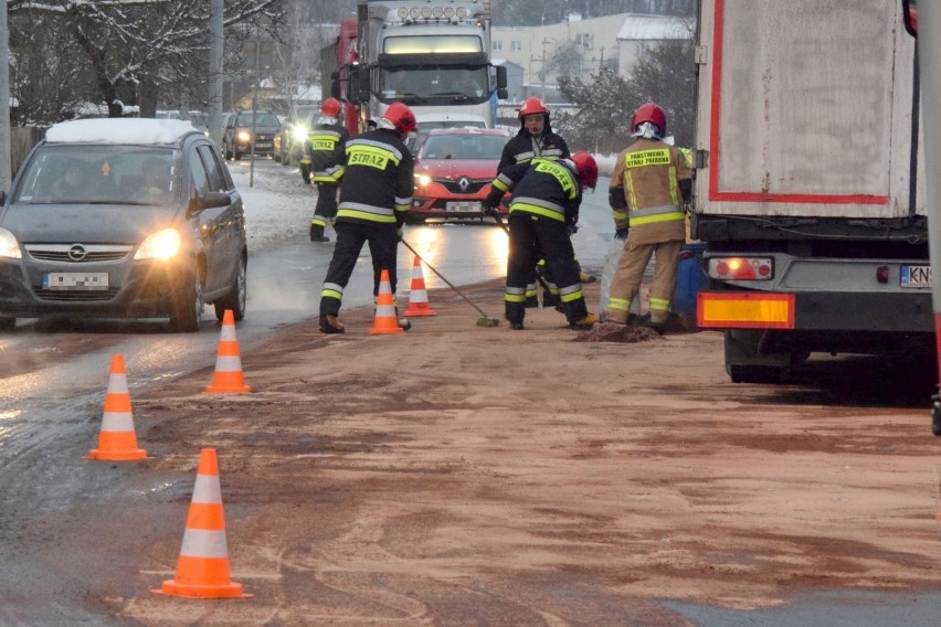 Wypadek w Kielcach. Osobówka zderzyła się z ciężarówką, były korki [WIDEO, ZDJĘCIA]