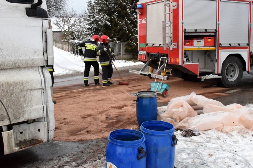 Wypadek w Kielcach. Osobówka zderzyła się z ciężarówką, były korki [WIDEO, ZDJĘCIA]