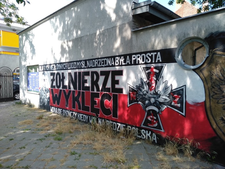 Wandale zniszczyli patriotyczny mural w Kaliszu. Jest...