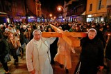Droga krzyżowa na Krupówkach. Wierni z Zakopanego modlili się niosąc drewniany krzyż 
