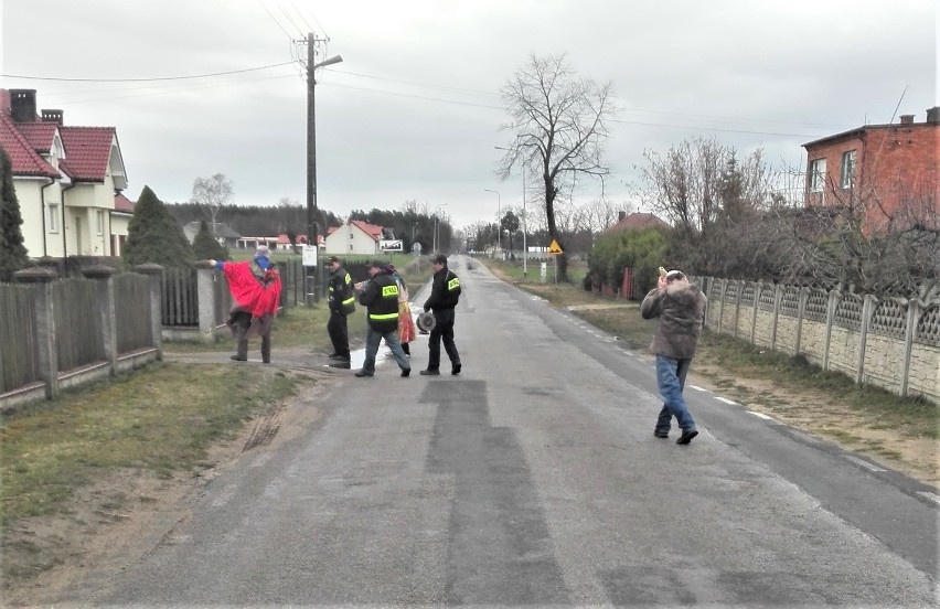 Strażacy z Woli Droszewskiej w ostatki wodzą niedźwiedzia