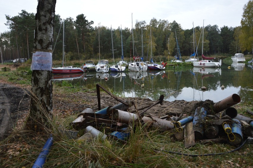 Ruszyła rozbiórka portu w Treście nad Zalewem Sulejowskim, choć wciąż stoją w nim łódki [ZDJĘCIA]