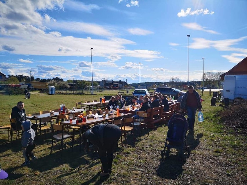 Dzień Strażaka w powiecie puckim. Płyną życzenia, a strażacy bawią się i pracują. OSP Jastrzębia Góra zaprosiła na grill