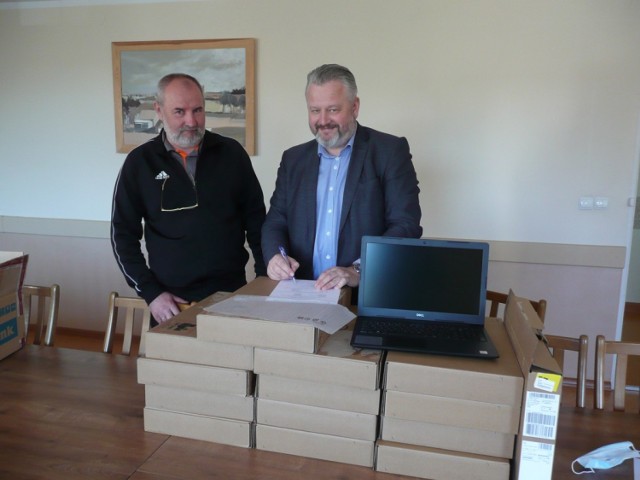 Zakupiony sprzęt komputerowy trafi do uczniów z terenu gminy Ryjewo, którzy nie mogli uczestniczyć w prowadzonych zajęciach zdalnych.