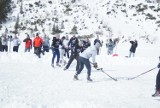 Tatry. Zagrali w hokeja na Morskim Oku. TPN nie dał im na to zgody 