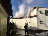 Pożar w Więcborku. Pali się dach budynku. Na miejscu pracują strażacy
