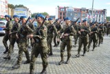 Tak ćwiczą żołnierze na placu Pokoju w Lęborku. W sobotę złożą uroczystą przysięgę 