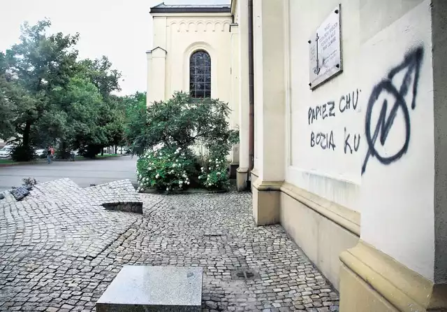 Wulgarne napisy pojawiły się na ścianie łódzkiego kościoła Podwyższenia Świętego Krzyża