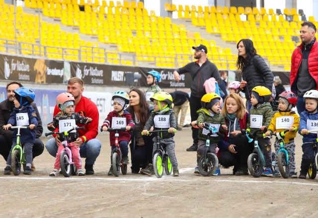 Na Motoarenie odbyły się dzisiaj wyścigi rowerowe. Na torze żużlowym wydarzenie zorganizowało Stowarzyszenie GOSPORT, MOSiR oraz Wydział Sportu i Rekreacji UM. Wydarzenie było zorganizowane dla dzieci urodzonych w latach 2012-2021. W wyścigach rowerowych na dystansie od 50 do 318 metrów brali udział zarówno chłopcy, jak i dziewczynki. Dla biorących udział zostały przygotowane upominki oraz medale. Zobaczcie zdjęcia z dzisiejszych wyścigów!
