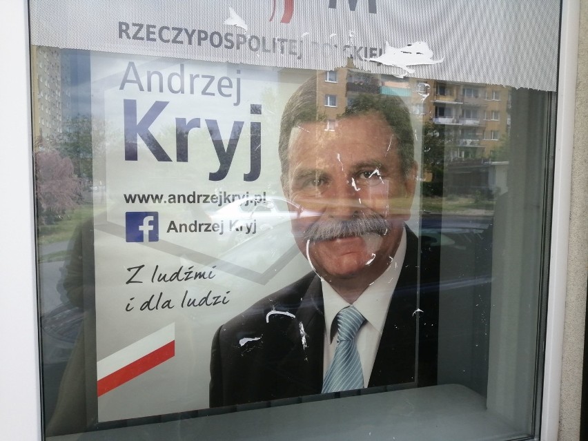Młody działacz z Ostrowca z zarzutem uszkodzenia mienia. Powiesił plakaty z gestem Lichockiej na oknach biura posła Andrzej Kryja z PiS
