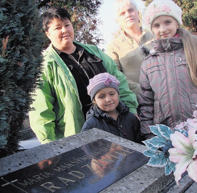 Anna Białożyt z Grojca (pierwsza od lewej) ma rodzinny grób obok pomnika Radziwiłłów. Zawsze pali tam znicz