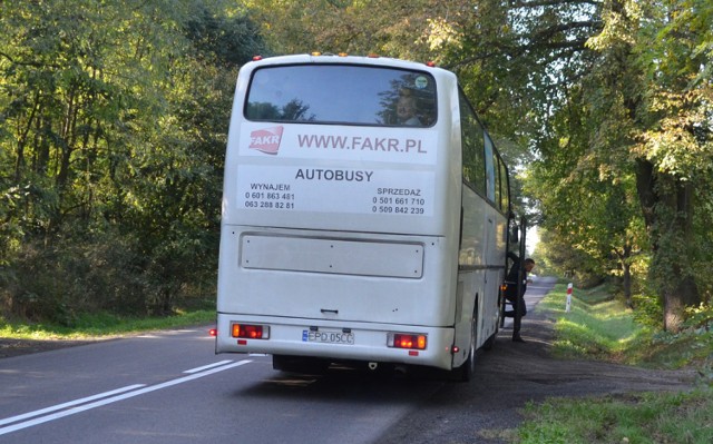 Samorządowcy na komisariacie policji. To było ostatnie zdjęcie zrobione przez pracownika starostwa. Z autobusu pierwszy wyskoczył burmistrz Józef Kaczmarek