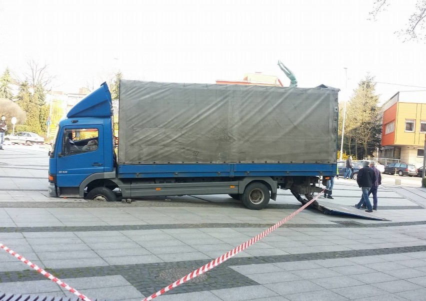 Częstochowa: Kierowca zniszczył fontannę przed urzędem miasta. Instalacja zapadła się!