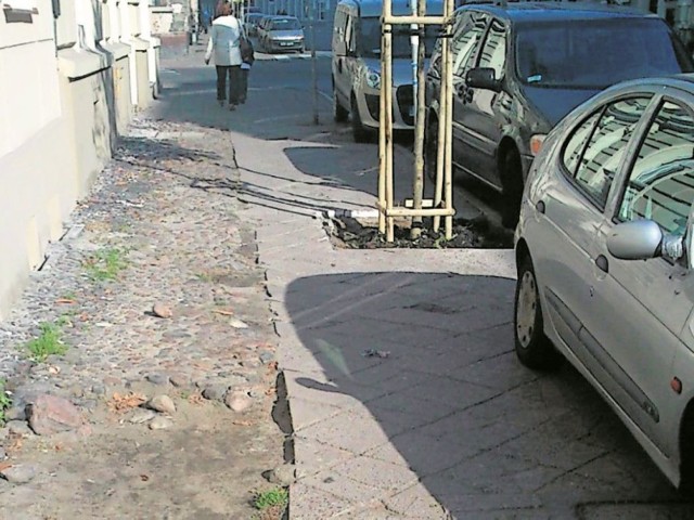Chodnik na ulicy Pomorskiej jest w opłakanym stanie. Już od ponad dwóch lat mieszkańcy proszą o gruntowny remont