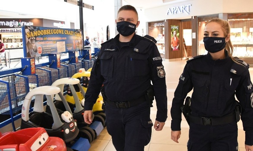 Kieleccy policjanci kontrolowali, czy podczas zakupów pamiętamy o noszeniu maseczki [WIDEO, ZDJĘCIA]