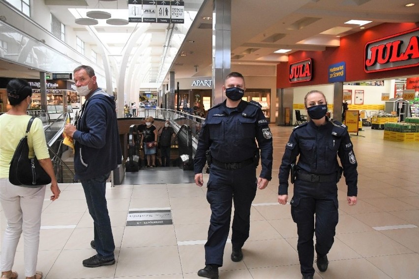Kieleccy policjanci kontrolowali, czy podczas zakupów pamiętamy o noszeniu maseczki [WIDEO, ZDJĘCIA]