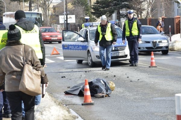 Auto musiało mieć sporą prędkość, bo siła uderzenia...