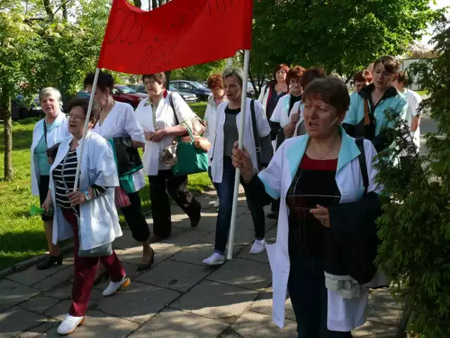 Ponad 60 sprzątaczek już dwukrotnie protestowało pod bełchatowskim szpitalem. Na 9 czerwca zapowiadają protest w Łodzi pod siedzibą firmy Naprzód