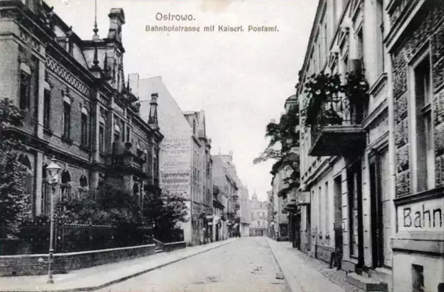 Perspektywa ulicy Kolejowej w Ostrowie. Po lewej stronie gmach poczty