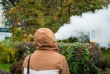 Palenie papierosów na balkonie. Grozi za to grzywna, można nawet trafić przed sąd