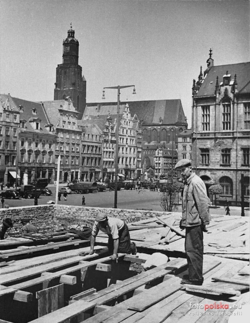Tak odbudowywano Rynek we Wrocławiu na początku lat 50-tych XX wieku. Zobaczcie zdjęcia! 
