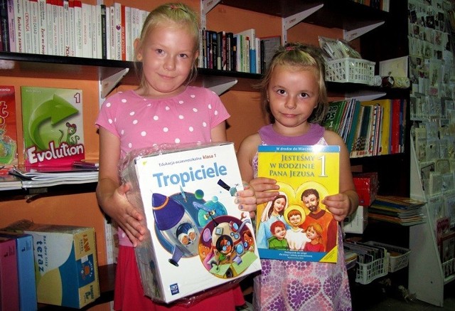 Ola Guzińska (z lewej), na zdjęciu z młodszą siostrą Martą, we wrześniu pójdzie do I klasy. Jej mama na nowy komplet książek musiała wydać ponad 300 zł