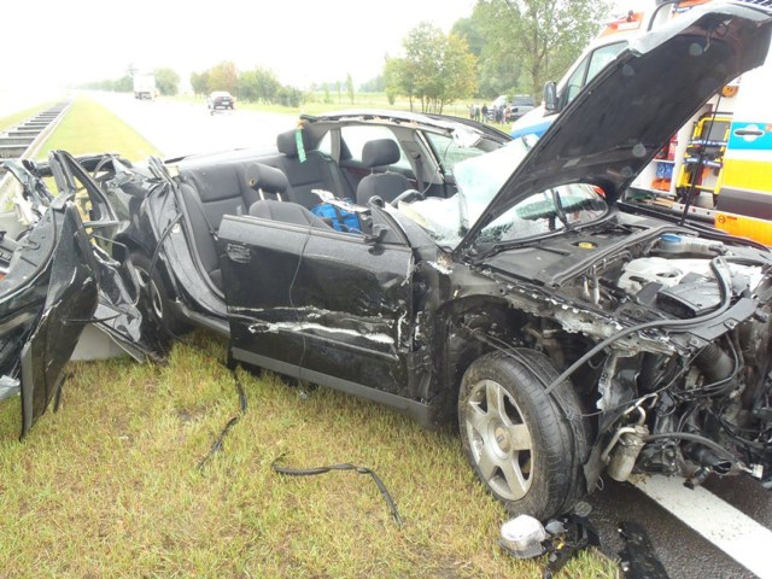Wypadek na A2. Audi uderzyło w naczepę ciężarówki [ZDJĘCIA