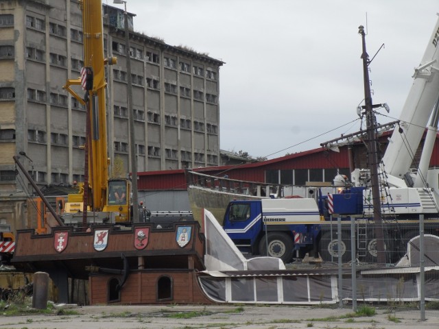 W Ustce rozpoczęła się operacja wyciągnięcia podtopionego kutra z kanału portowego. Na miejscu pracują już specjalistyczne dźwigi.