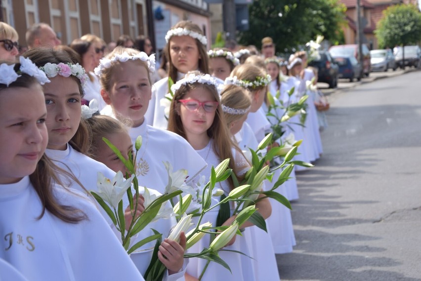 Tłumy mieszkańców na procesji, która przeszła ulicami...