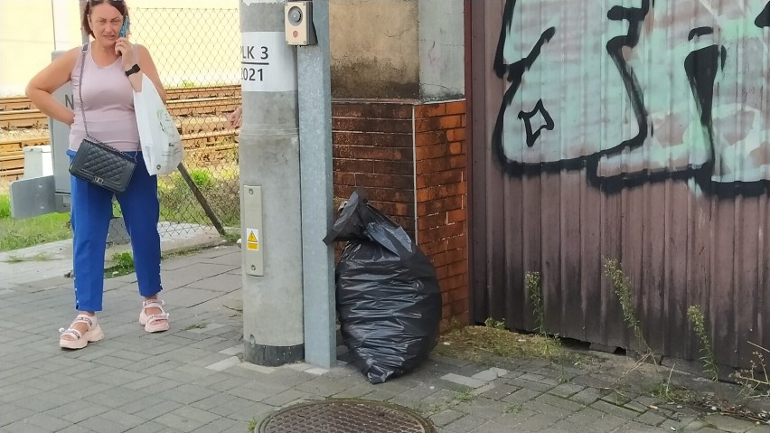 Wyrzucają śmieci gdzie się da. Skazani posprzątali przy ulicy Święciechowskiej na Zatorzu w Lesznie ZDJĘCIA