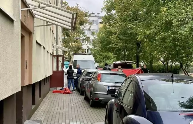 Sprawca dostał się do mieszkania przez balkon, wybijając szybę w drzwiach.