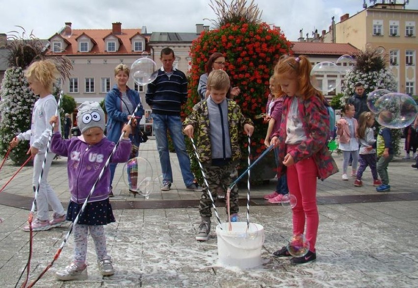 Oświęcim. Dzień puszczania mydlanych baniek. Zabawa była przednia dla dzieci i dorosłych [ZDJĘCIA]