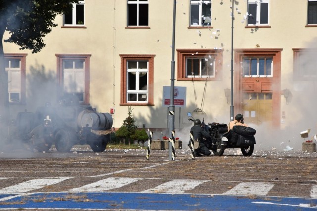 Inscenizacja ataku na Pocztę Polską w Gdańsku podczas Pikniku Historycznego w Pile