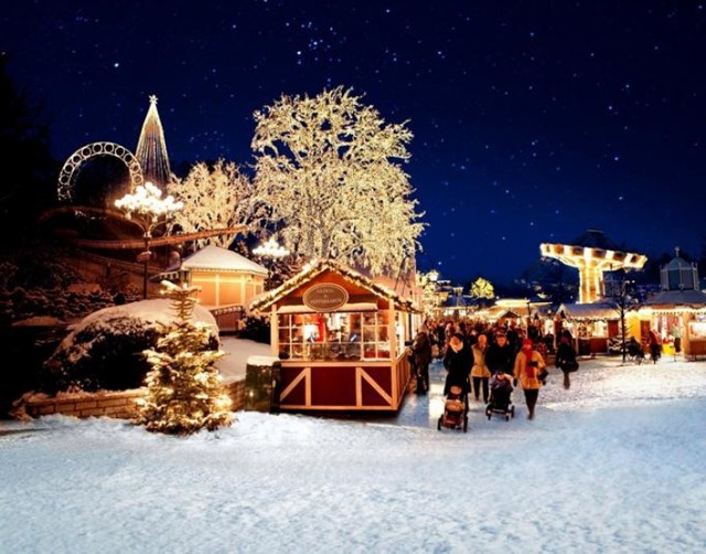 Park tematyczny Liseberg to największy tego typu park w Skandynawii. Słynie z drewnianego rollercoastera, w sezonie zimowym przemieniając się w prawdziwą atrakcję dla miłośników atmosfery świątecznej i atrakcji wesołego miesteczka. W parku znajdziemy więcej niż 80 straganów, na których możemy delektować się lokalnymi smakołykami. Po zakupach czekają na nas niesamowite atrakcje, między innymi 3 wieże swobodnego spadania, lub też 6 rollercoasterów. Przebywając w samym parku możemy poczuć się jak w podróży w czasie, mogąc na przykład odbyć wycieczkę po krainie królików, czy do odległego średniowiecza. W wielu zakątkach marketu usłyszymy śpiew chóru.

Kiedy? Od 20 listopada do 31 grudnia