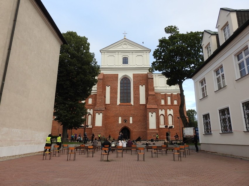 Walizka 2020. Spotkania teatralne na ulicach miasta i w maseczkach. Podróż ścieżkami Romów Teatru Migro [zdjęcia]