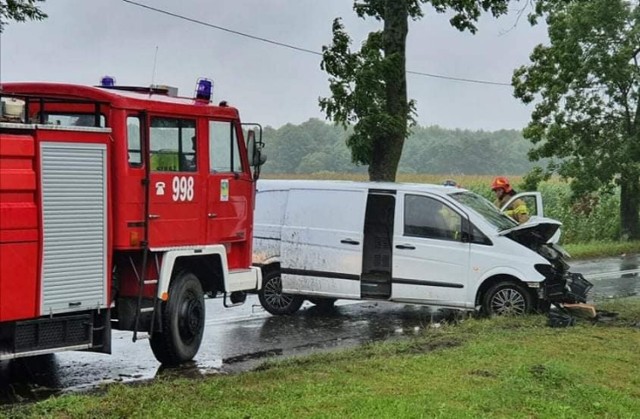 W piątek 6 sierpnia w Okalewie pijany kierowca mercedesa uderzył w drzewo
