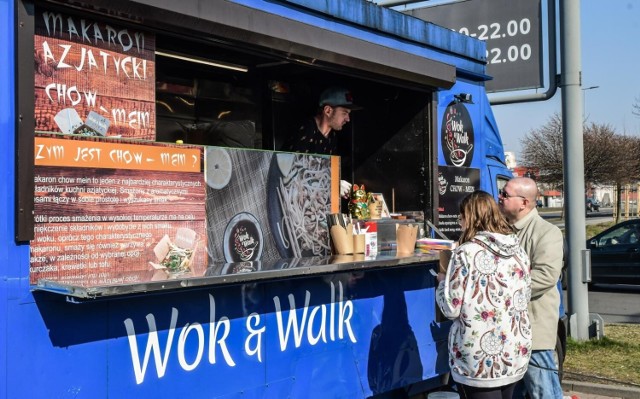 Sezon na smakołyki z food trucków czas zacząć. W weekend 17-19 marca pierwszy w tym roku Festiwal Food Trucków przy Lodowisku Torbyd w Bydgoszczy. 
Na zdjęciu otwarcie ubiegłorocznego (2022) sezonu. Więcej zdjęć z imprezy na kolejnych slajdach.