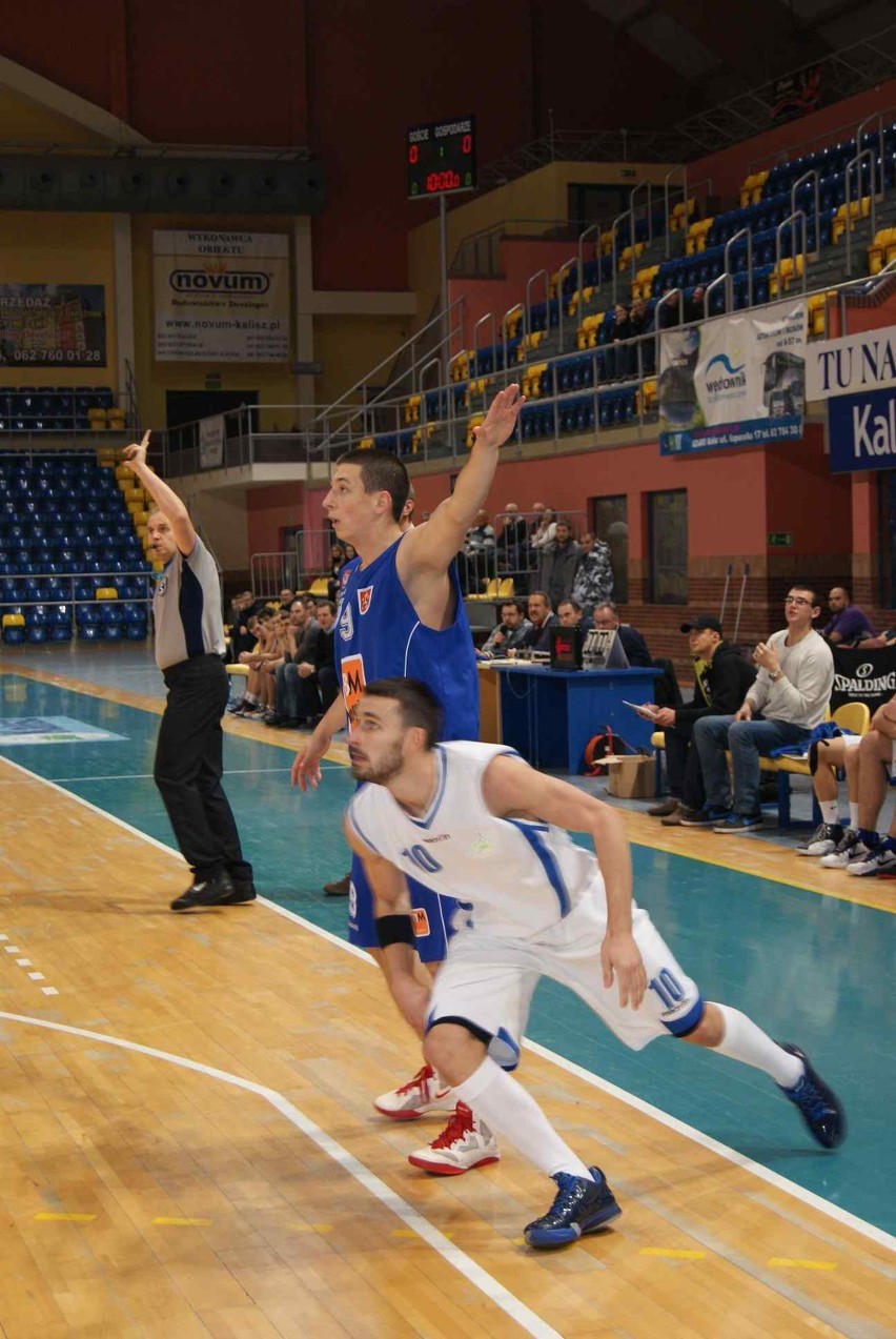 Po wygranej ze Stalą Ostrów koszykarze MKS Kalisz wrócili na fotel lidera