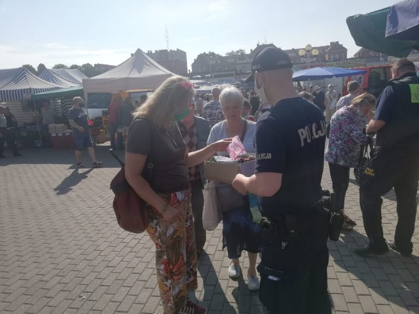 Kwidzyn. Maseczki zamiast mandatu? Policjanci rozdawali je na miejskim targowsku, przypominając o zasadach bezpieczeństwa [ZDJĘCIA]