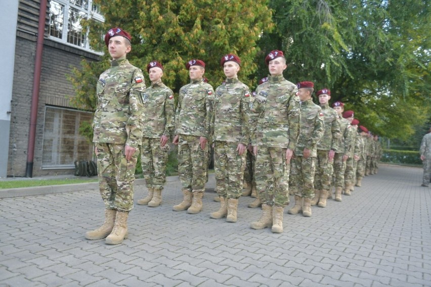 Radomscy uczniowie klas wojskowych pilnie trenują przygotowując się do ślubowania na Westerplatte