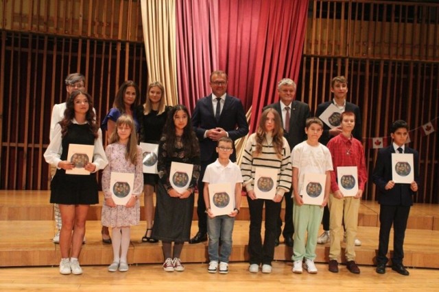 W tym roku stypendia Fundacji Polish Orphans Charity dostało 11 młodych, zdolnych radomian. Gala, podczas której je wręczono dobyła się w sali koncertowej Zespołu Szkół Muzycznych w Radomiu.